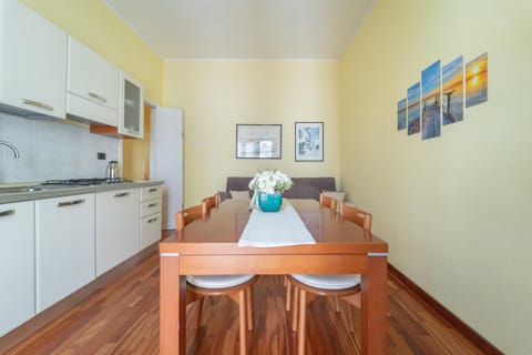 Kitchen or kitchenette, Living room, Seating area, Dining area, stove