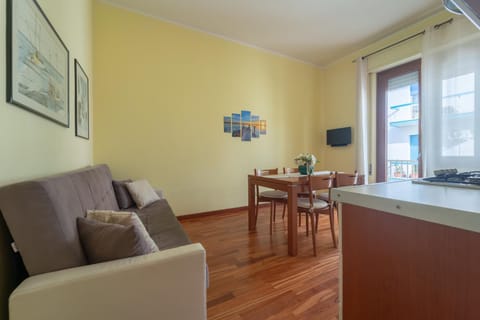 TV and multimedia, Kitchen or kitchenette, Living room, Seating area, Dining area