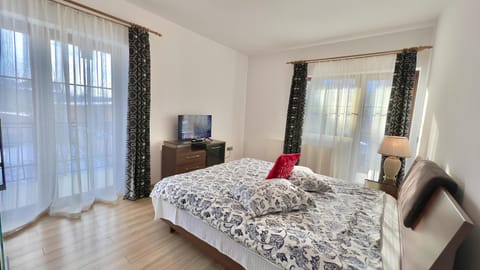 Bed, TV and multimedia, Photo of the whole room, Bedroom
