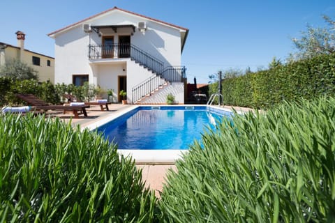Facade/entrance, Swimming pool