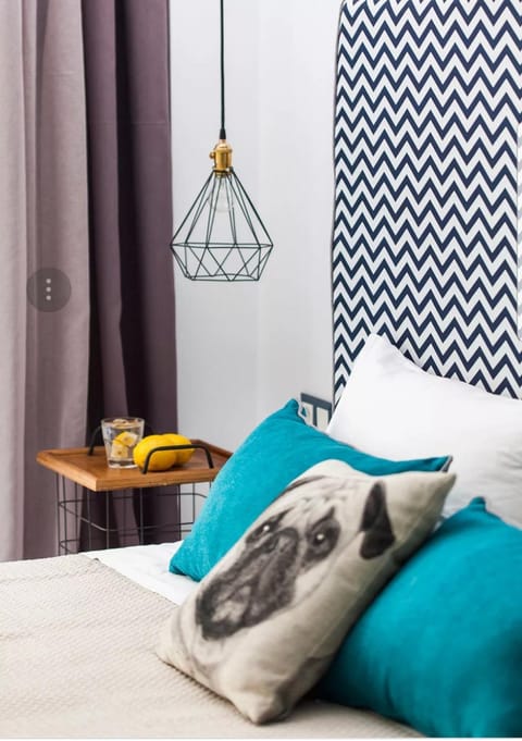 Toilet, Property building, Nearby landmark, Restaurant/places to eat, Facade/entrance, Spring, Bed, Neighbourhood, Winter, Summer, Bathroom, Coffee/tea facilities, View (from property/room), Photo of the whole room, Seating area, Bedroom, Autumn, Street view, Area and facilities, Shopping Area, Breakfast, Seasons, Location, Family, Family, Parking, heating, internet, locker, safe, shuttle, towels, dryer, elevator, air conditioner, air conditioner