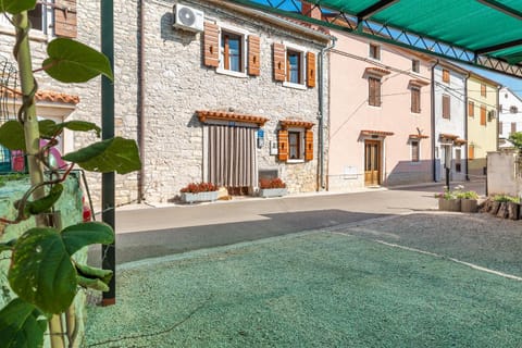 Property building, Facade/entrance, Garden