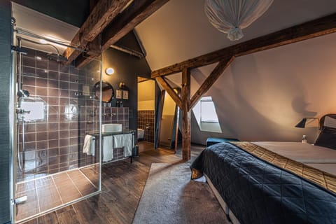 Shower, Bed, Bathroom, Photo of the whole room, towels
