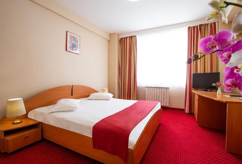 Bed, TV and multimedia, Photo of the whole room, Bedroom