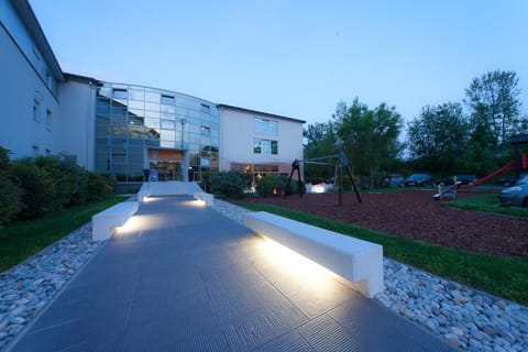 Facade/entrance, Area and facilities