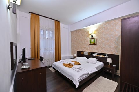Bed, TV and multimedia, Photo of the whole room, Bedroom, towels, air conditioner