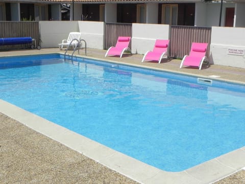 Day, Swimming pool