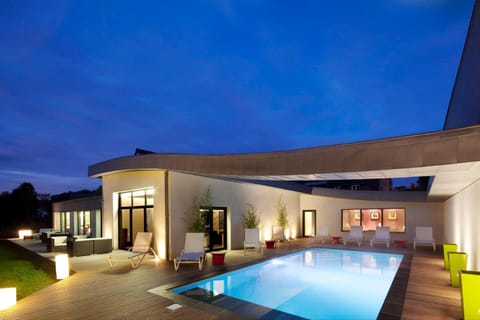 Facade/entrance, Swimming pool