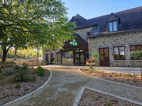 Property building, Restaurant/places to eat