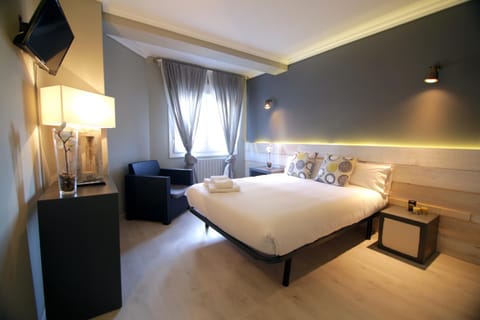Bed, TV and multimedia, Photo of the whole room, Bedroom