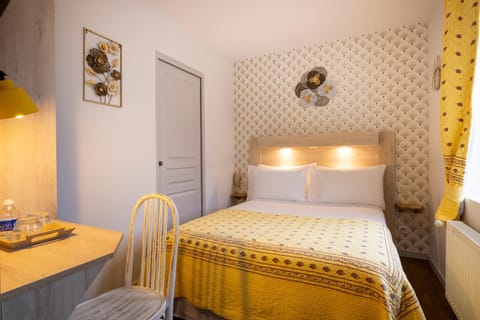 Shower, Toilet, Bed, Bedroom, Garden view, fireplace, hair dresser