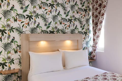 Shower, Toilet, Property building, Bed, People, TV and multimedia, Seating area, Animals, Bedroom, Breakfast, safe, wardrobe
