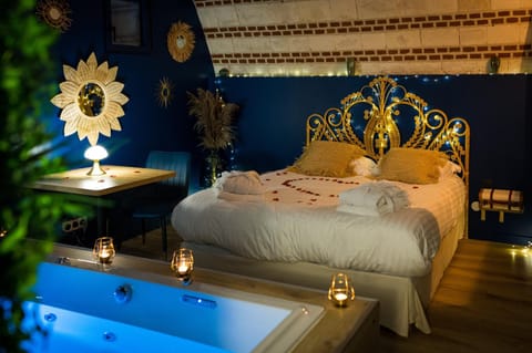 Bed, Hot Tub, Photo of the whole room, Bedroom