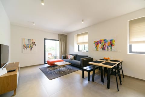 Day, Dining area