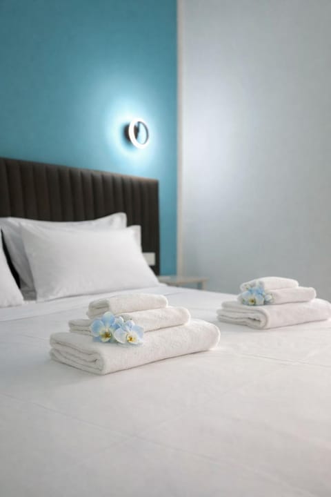 Bed, Bedroom, towels