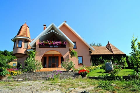 Property building, Facade/entrance, Garden, Garden view