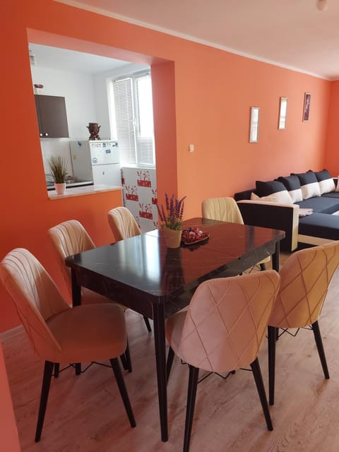 Kitchen or kitchenette, Living room, Seating area, Dining area