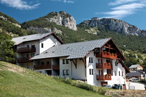 Property building, Nearby landmark, Facade/entrance, Mountain view
