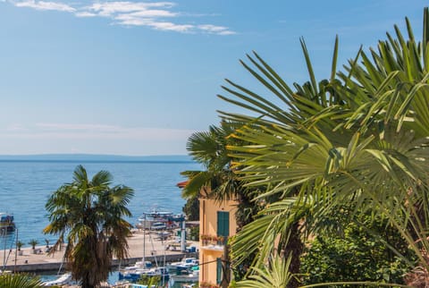 Restaurant/places to eat, Beach, Sea view, Supermarket/grocery shop