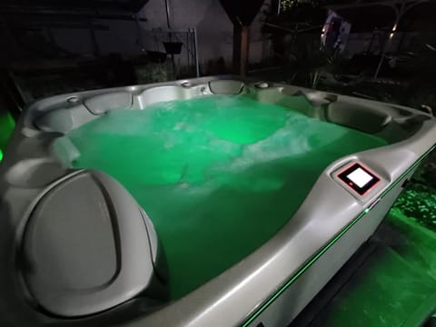 Hot Tub, Swimming pool
