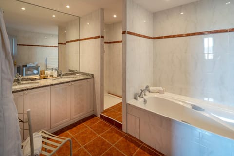 Bathroom, Bath, towels