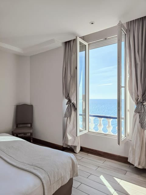 Photo of the whole room, Sea view