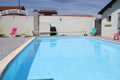 Swimming pool, Swimming pool