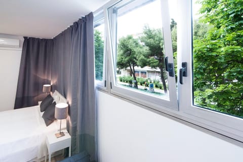 Photo of the whole room, Bedroom, City view, Garden view