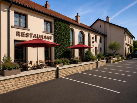 Property building, Restaurant/places to eat, Logo/Certificate/Sign, Street view, Parking