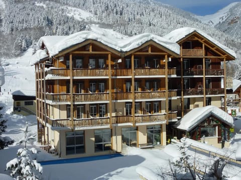 Facade/entrance, Winter, Mountain view, Family