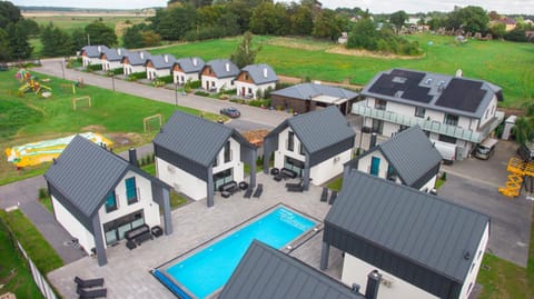 Property building, Day, Neighbourhood, Natural landscape, Windsurfing, Pool view, Swimming pool, Location