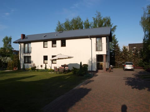 Facade/entrance, BBQ facilities, Garden
