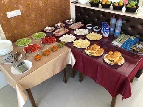 Restaurant/places to eat, Buffet breakfast