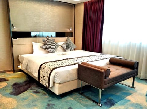 Toilet, Bed, Bedroom, City view, American breakfast