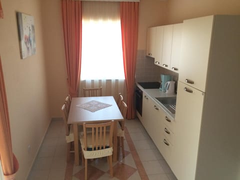 Kitchen or kitchenette, Seating area, Dining area