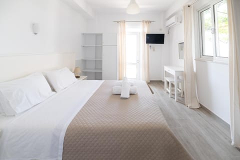Bed, TV and multimedia, Photo of the whole room, Bedroom, towels