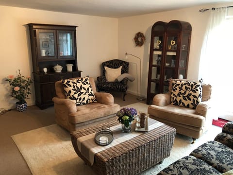 Living room, Seating area