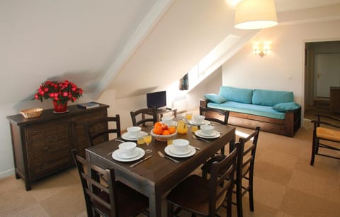 Living room, Seating area, Dining area, Breakfast