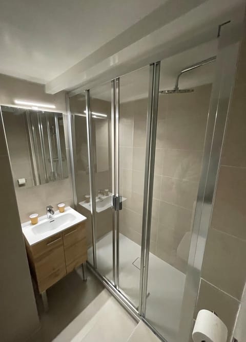 Shower, Toilet, Bathroom, towels