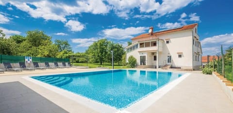 Property building, Garden, Garden view, Swimming pool, pet friendly, sunbed