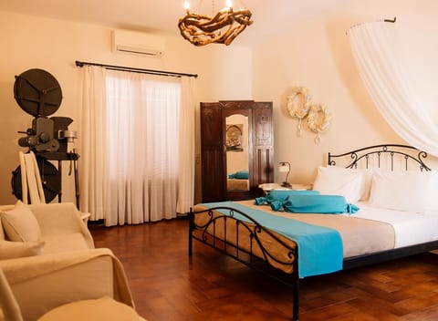 Summer House Collection - A Secluded Getaway Villa in Perissa