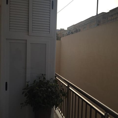 Balcony/Terrace, Street view