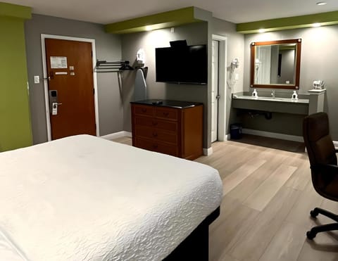 Bed, TV and multimedia, Photo of the whole room, Bedroom