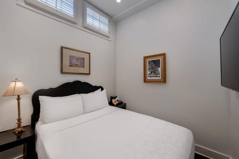 Bed, TV and multimedia, Bedroom