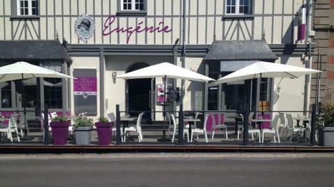 Property building, Patio, Restaurant/places to eat, Facade/entrance