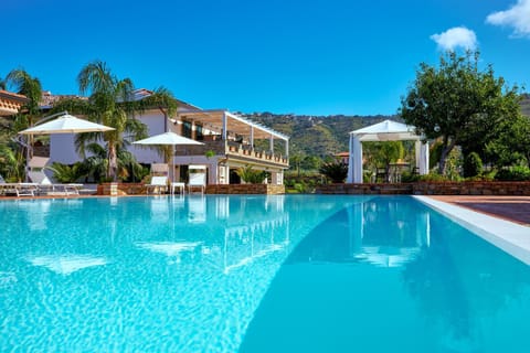 Property building, Natural landscape, Garden, Balcony/Terrace, Swimming pool, Swimming pool