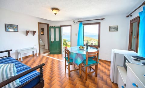 Kitchen or kitchenette, Living room, Seating area, Dining area