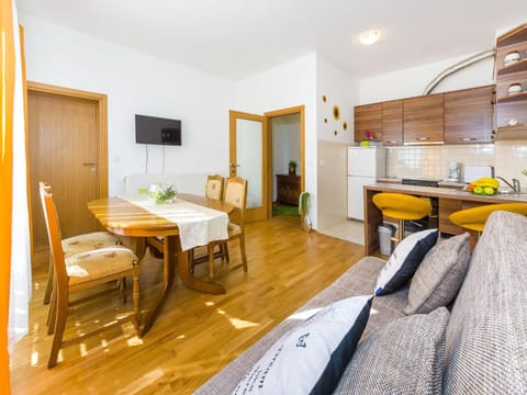 Coffee/tea facilities, Kitchen or kitchenette, Living room, Dining area