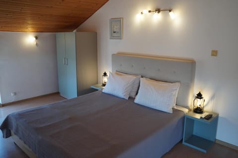 Bed, Living room