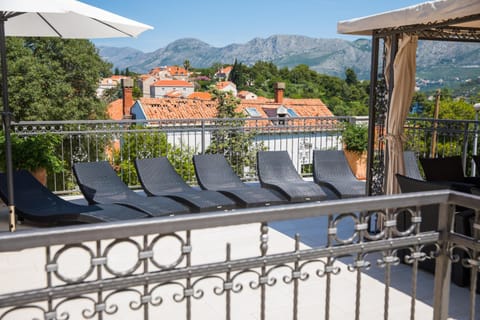 Patio, Day, Balcony/Terrace, Mountain view, sunbed